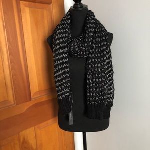 Tahari Black and White Knit scarf